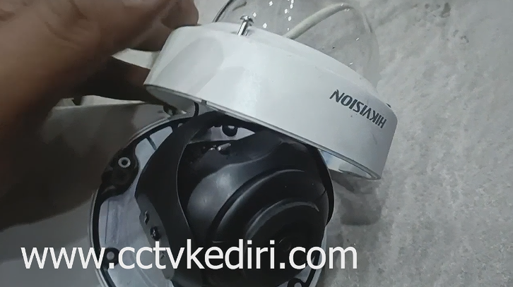 <p>Apa itu CCTV ? CCTV adalah sistem kamera pengawas yang berfungsi merekam aktivitas di suatu area secara tertutup dan terkoneksi ke monitor atau perangkat rekaman. Dengan sistem ini, Anda dapat mengawasi kondisi secara real-time maupun merekam untuk ditinjau kemudian.</p>
